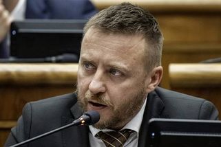 Kotlár chce zničit zásoby krve od očkovaných dárců. V Česku mu přikyvuje Rédová